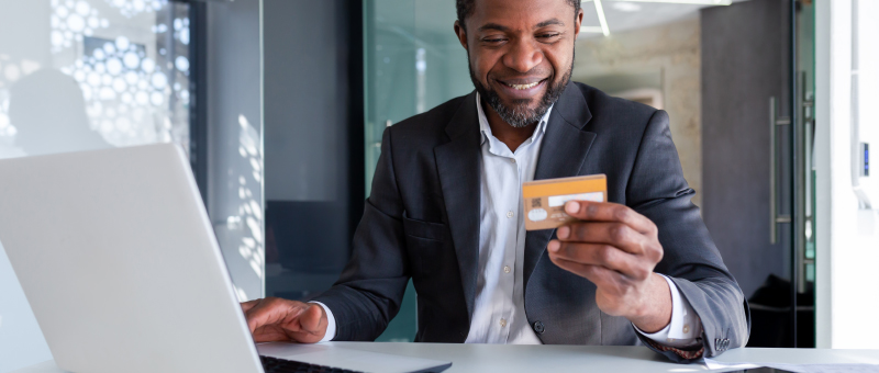 A client using his card on his laptop